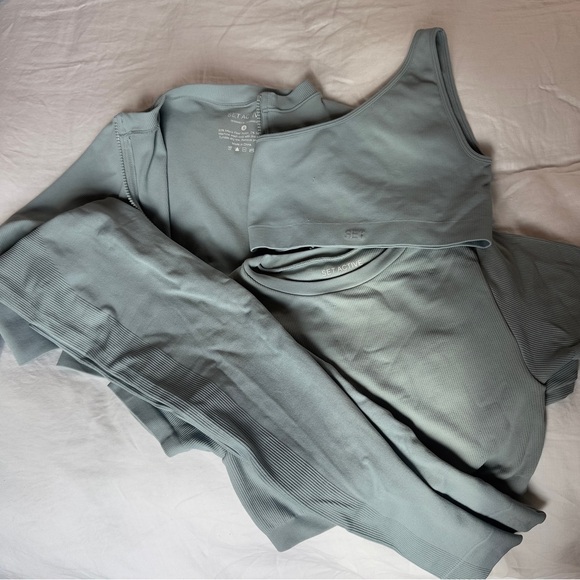 SET ACTIVE Pants - 4 PIECE SET ACTIVE SCULPTFLEX Sz S RAIN PALE BLUE Crop zip, leggings, 2 tops